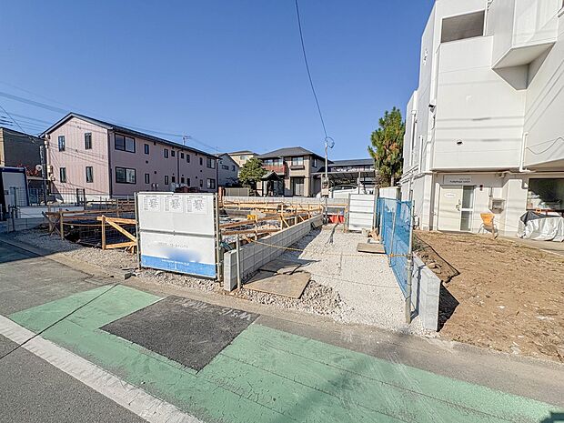 2号棟【Frontal road-前面道路7m-】 静かな通りに面した本物件は、落ち着いて暮らすことができます。 閑静な住宅街で比較的車の通りも少ないのでお子様も安心です。