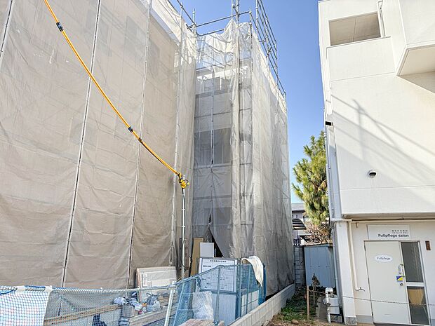 2号棟【外観】家族の温かさと陽光の暖かさ、楽しい毎日と明るい未来を予感させる「空間が織り成すひとつ先の住み心地」を演出します。