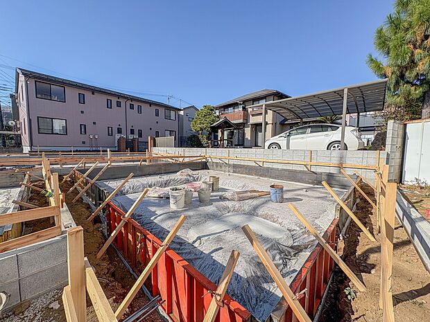 2号棟【外観】堂々たる趣ながら、主張し過ぎずどこか余裕を感じさせるシャープなフォルムで佇む邸宅は、晴天の空と照らし合わせる事で、本来あるべき完成形の姿を見せてくれます。