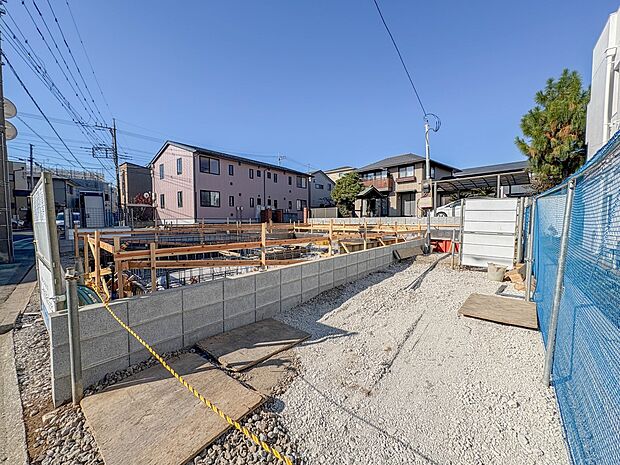 2号棟【駐車場】毎日の生活にマイカーが必須という方は、購入を検討する際、駐車場があることは大事な条件です。毎日の通勤や家族の送迎、買い物やお出かけなどクルマのある暮らしを満喫したい方は要チェ…