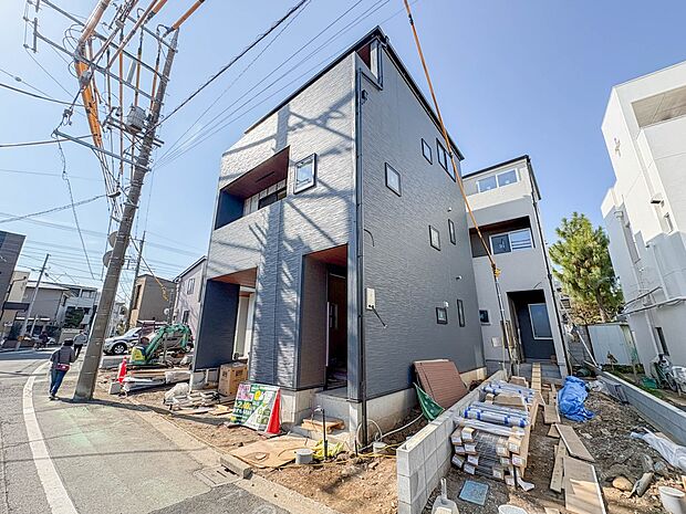 2号棟【駐車場】毎日の生活にマイカーが必須という方は、購入を検討する際、駐車場があることは大事な条件です。毎日の通勤や家族の送迎、買い物やお出かけなどクルマのある暮らしを満喫したい方は要チェ…