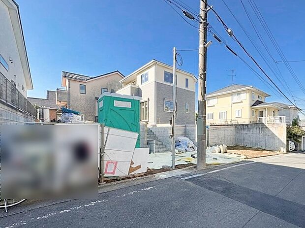 【前面道路】車の通行が少ないので、静かな住環境を維持することができます。