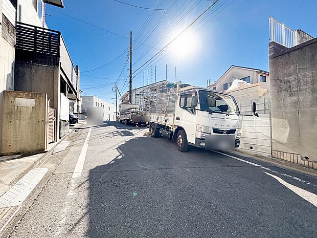 【前面道路】車の通行が少ないので、静かな住環境を維持することができます。