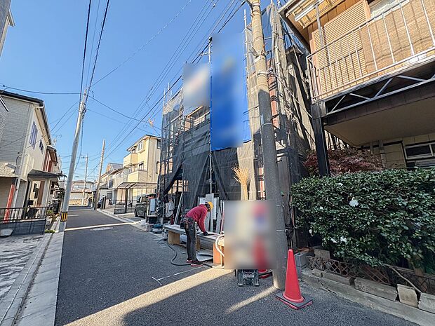 【外観】堂々たる趣ながら、主張し過ぎずどこか余裕を感じさせるシャープなフォルムで佇む邸宅は、晴天の空と照らし合わせる事で、本来あるべき完成形の姿を見せてくれます。