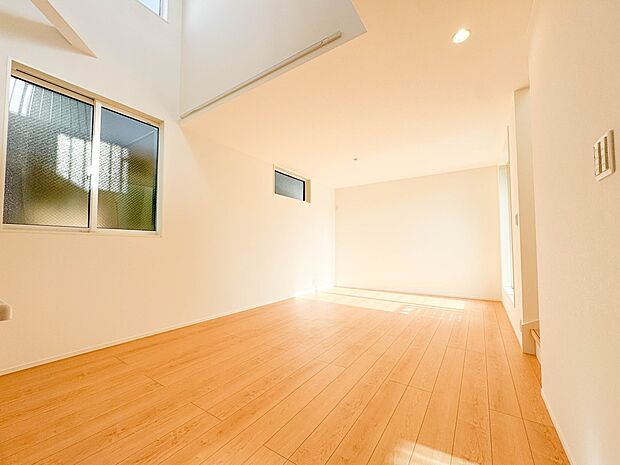 【リビング】 整然とした空間演出、快適な理想の暮らしの実現は家のみの拘りではなく、そこで暮らす方々にとって素敵な環境であることも挙げられると思います。四季折々の変化が奏でる鼓動を楽しんで下…