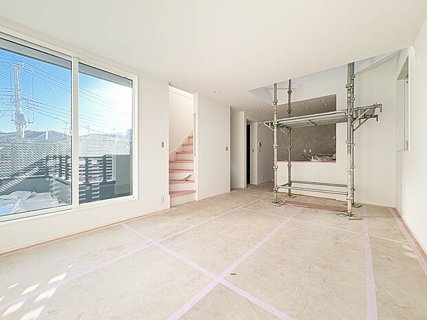 【リビング】うららかな陽射しがどのお部屋にも降り注ぎますように、快適さを追求した間取設計。得難い立地環境での生活を恵みの豊かな永住の地へと変えてくれます。