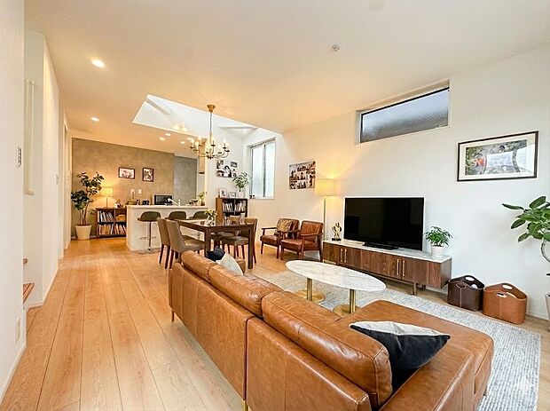 こちらの写真はCGで家具を設置しております。CG加工をしておりますので実際の室内状況と相違があり、家具、家電などは取引対象に含まれません。