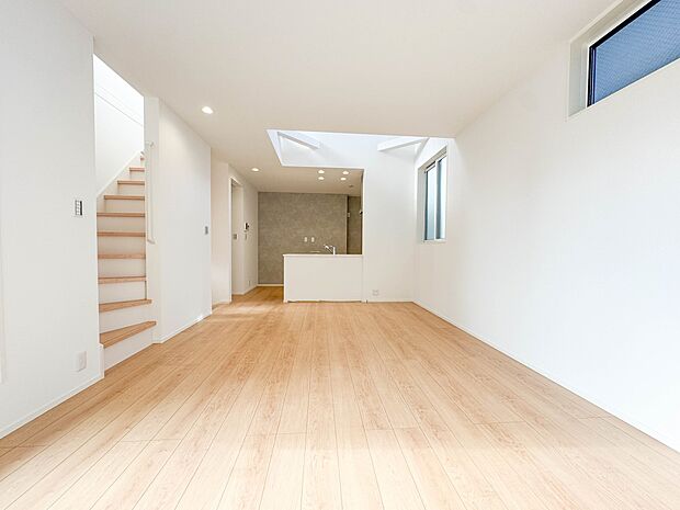 【リビング】インテリアショップで見掛けた「あの家具」も置ける、ゆったりとした空間。時に広さが上質な寛ぎの時間になる事も。