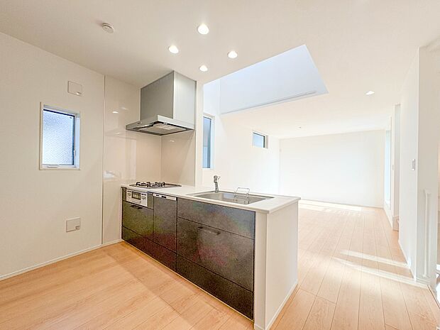 【キッチン】ナチュラルな自然光の中での調理。会話が弾む対面型キッチン。お洒落な食器類を余裕で収納できるスペース。動きやすい女性目線のキッチン動線。これからはお料理をつくる時間が劇的に変わりま…