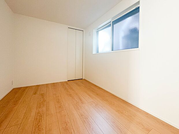 昨今のトレンドになりつつあるのが、広過ぎず、快適すぎない子ども部屋。勉強と寝るだけの部屋にすることで閉じこもりがなくなり、リビングで過ごす時間が増えると言われています。