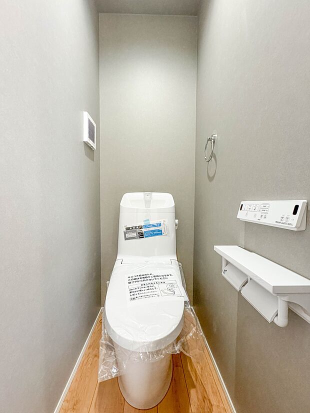 【トイレ】トイレ・ウォシュレット付。快適で衛生的な洗浄機能付温水シャワートイレです。