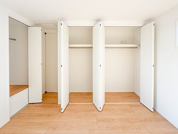 【収納】壁面クローゼットのメリットは、衣類が横一列に並ぶためひと目で洋服が選びやすいこと。衣類をたくさんお持ちの方も、限られたスペース内に無理なく収納することができます。