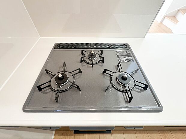 【三口コンロ】奥さま目線で考え、調理に重宝する三口コンロをシステムキッチンに採用