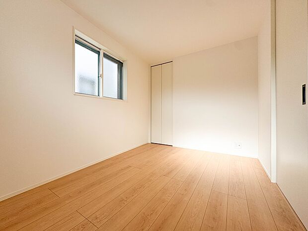【リビング以外の居室】独立性を高めたお部屋。たっぷりの収納も配備しており、片付いた空間を実現出来そう。陽光も降り注ぐ明るく開放的な空間が魅力的。