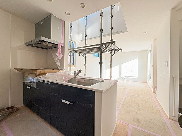 【ダイニングキッチン】料理をしながら、後片付けをしながら二人で会話を楽しみたい空間。