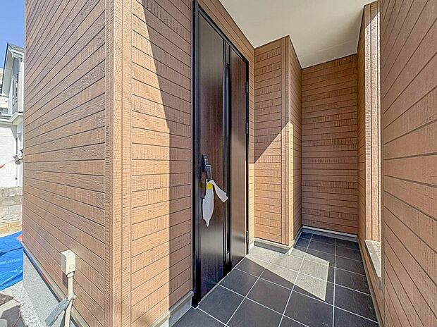 【玄関】家の顔となる玄関は、高いデザイン性が求められます。高級感と断熱性、防犯性に優れた玄関ドアを標準装備。ピッキング対策のセキュリティサムターン等、防犯に考慮しました。