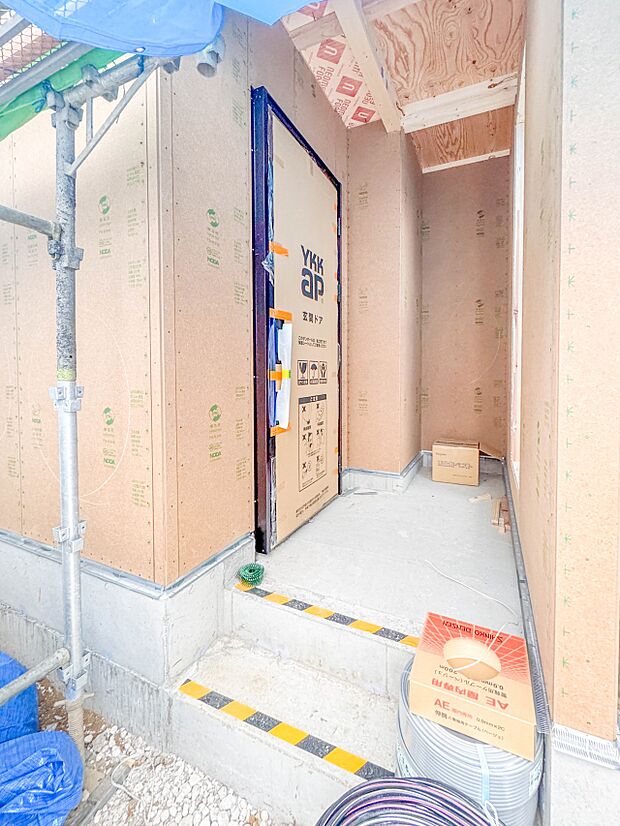 【玄関】玄関へ向かうまでのアプローチに漂う上質が期待感をもたせます。玄関は建物の顔。落着きを醸し出した自己主張が心に訴えてきます。