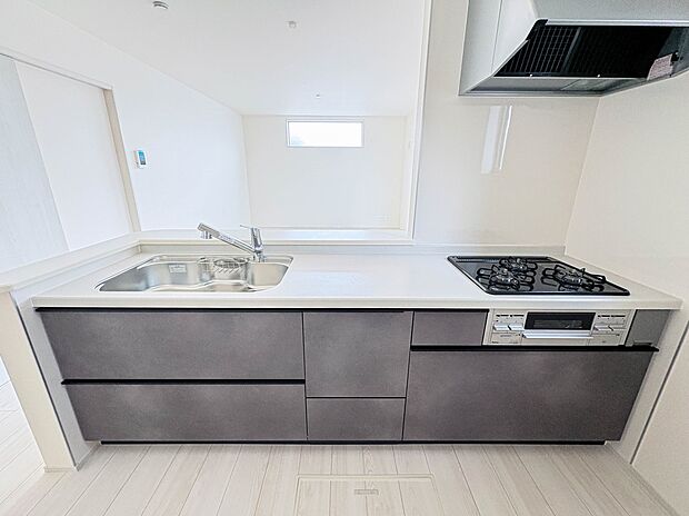 【キッチン】ナチュラルな自然光の中での調理。会話が弾む対面型キッチン。お洒落な食器類を余裕で収納できるスペース。動きやすい女性目線のキッチン動線。これからはお料理をつくる時間が劇的に変わりま…