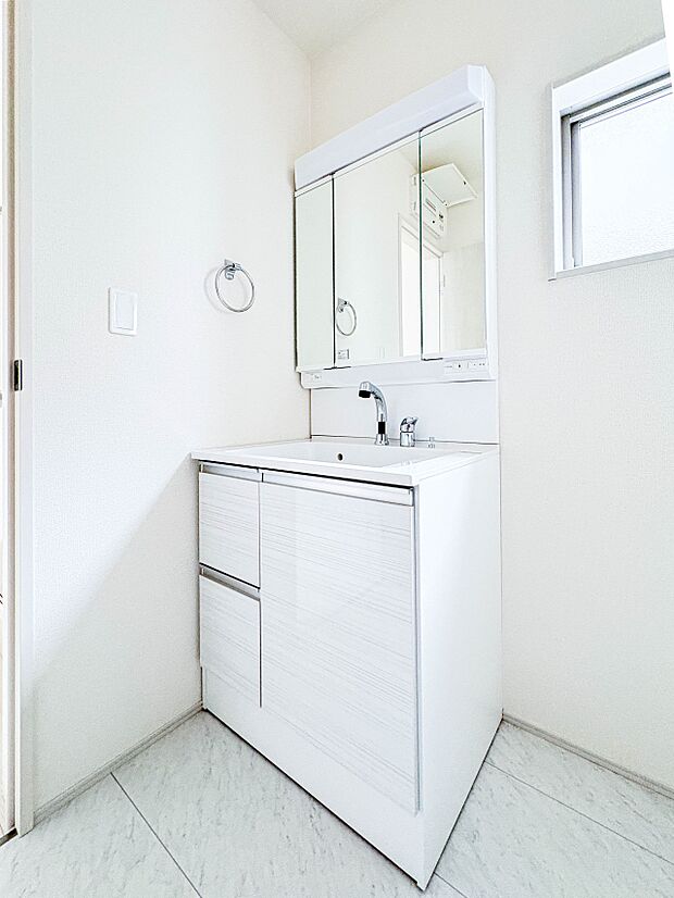 【洗面台】大きく見やすい三面鏡で清潔感ある洗面台は、身だしなみチェックや肌のお手入れに最適です。何かと物が増える場所だからこそ、スッキリと見映えの良い空間に拵えました。