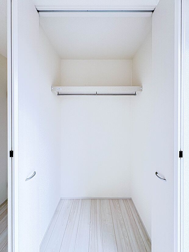 【収納】各所に配置された収納スペースは、洋服や小物はもちろんのこと、掃除機や日用予備品・お子様のおもちゃなど様々な物を収納して頂ける便利なスペースです。