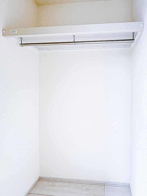 【WIC(ウォークインクローゼット)】たくさんの洋服をかけてもシワになりにくいウォークインクローゼット。洋服以外にも、普段使わない家電やスーツケース、ストック品など何でも片付く嬉しい空間です…