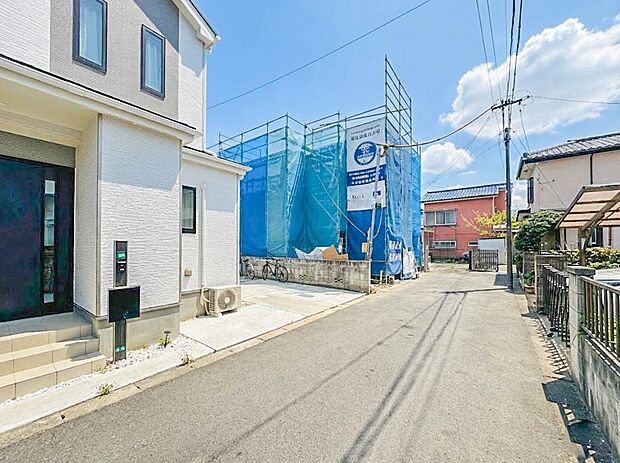 【前面道路 4M】 静かな通りに面した本物件は、落ち着いて暮らすことができます。 閑静な住宅街で比較的車の通りも少ないのでお子様も安心です。