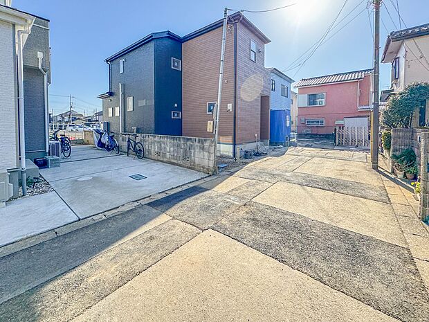 【前面道路　4M】  静かな通りに面した本物件は、落ち着いて暮らすことができます。  閑静な住宅街で比較的車の通りも少ないのでお子様も安心です。