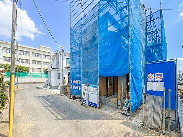 【前面道路 4M】車の通行が少ないので、静かな住環境を維持することができます。