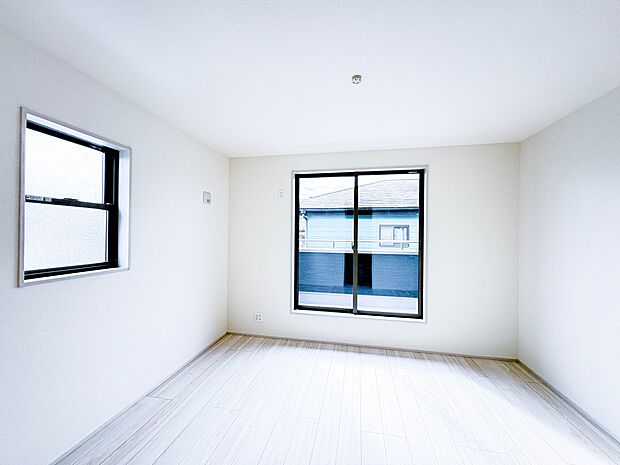 【Room-洋室】 シンプルにデザインされた室内。家具やレイアウトでお好みの空間に。