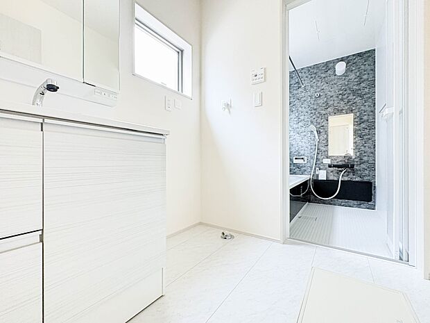 【脱衣所】脱衣所、洗面所は小さなプライベートスペース。歯磨き、洗顔と毎日施す個人空間。