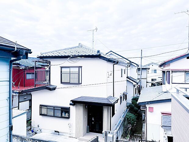 【眺望】朝の澄んだ空気や、夕方に吹く清々しい風を五感で感じられるバルコニー。