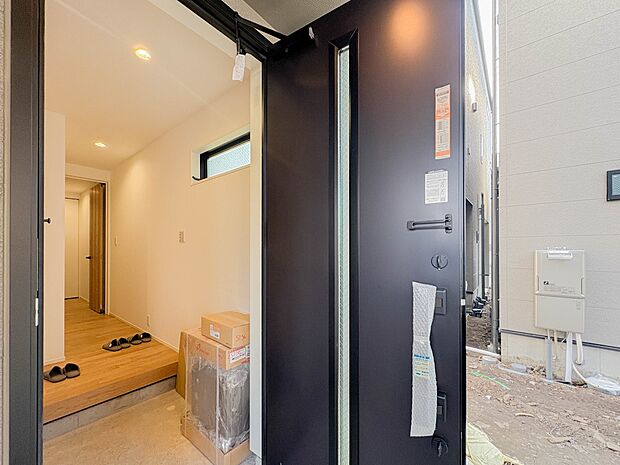 家の玄関は、ご主人の顔と言えます。それだけ玄関の印象は大切。品のある玄関やデザインに凝った玄関や、センスを発揮させましょう。質感のある素材を玄関に使用するのも一つのセンスです。