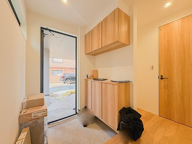 【シューズボックス(下駄箱)】 大型のシューズボックスには靴やブーツ、サンダルはもちろん、ハンカチや手袋、バック類などのお出かけ用品、印鑑や朱肉なども収納可能です。