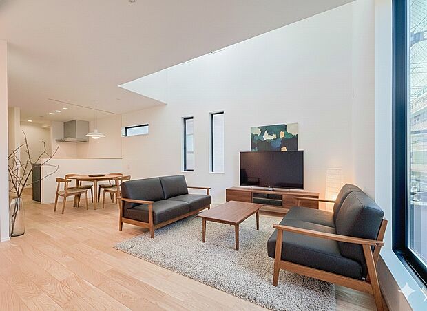 【リビング】 整然とした空間演出、快適な理想の暮らしの実現は家のみの拘りではなく、そこで暮らす方々にとって素敵な環境であることも挙げられると思います。四季折々の変化が奏でる鼓動を楽しんで下…