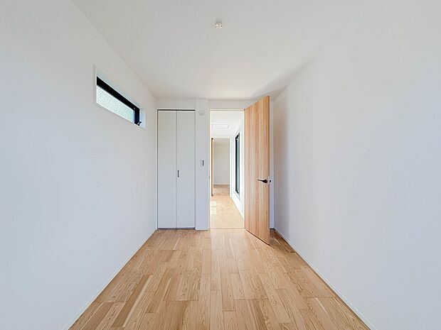 お部屋が明るいだけで、ちょっと幸せになれる。陽ざしの心理効果のおかげです。お部屋に陽をたっぷりとりこみましょう。明るいお部屋にいると、顔もなぜか明るくなる。