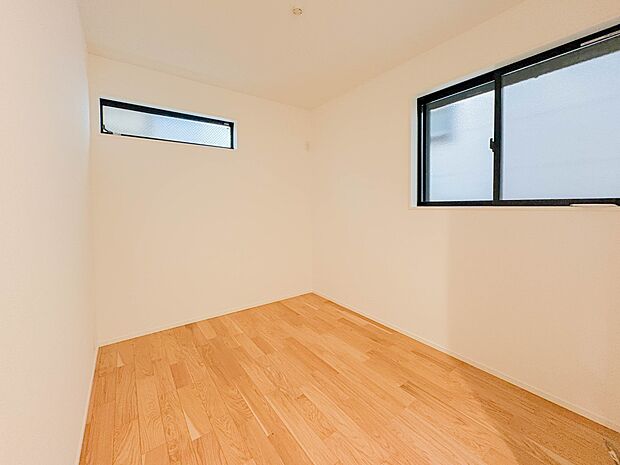 【子供部屋】お子様のお部屋にぴったりなクロークを備えたフローリング仕様の洋室です。