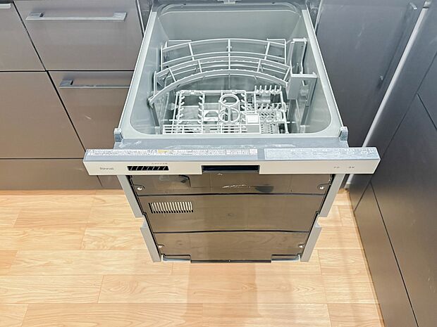 【食器洗乾燥機】食洗機は高温のお湯や高圧水流で汚れを効果的に落とし殺菌効果も期待できます。