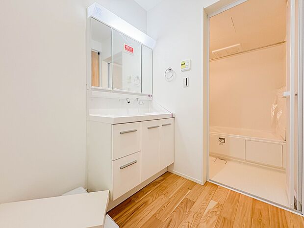 【脱衣所】脱衣所、洗面所は小さなプライベートスペース。歯磨き、洗顔と毎日施す個人空間。