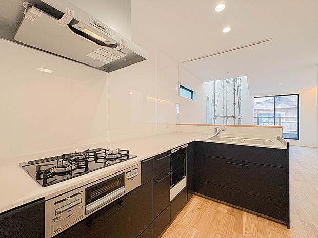 ナチュラルな自然光の中での調理。お洒落な食器類を余裕で収納できるスペース。動きやすい女性目線のキッチン動線。これからはお料理をつくる時間が劇的に変わります。