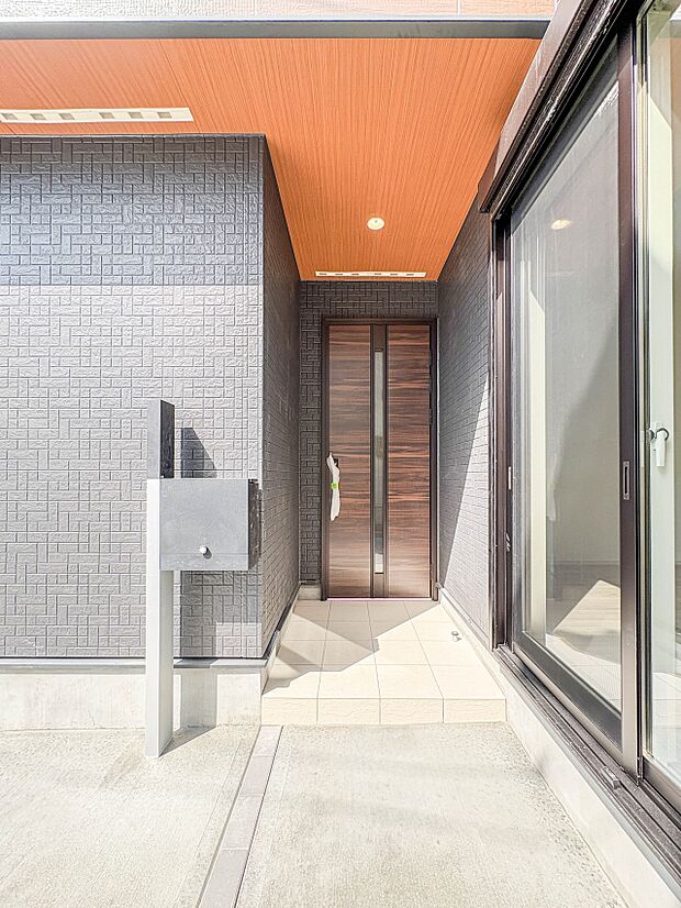 【玄関】家の顔となる玄関は、高いデザイン性が求められます。高級感と断熱性、防犯性に優れた玄関ドアを標準装備。ピッキング対策のセキュリティサムターン等、防犯に考慮しました。