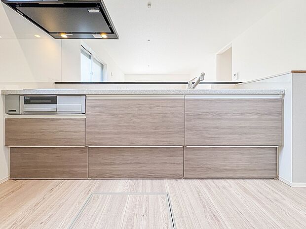 【キッチン】ナチュラルな自然光の中での調理。会話が弾む対面型キッチン。お洒落な食器類を余裕で収納できるスペース。動きやすい女性目線のキッチン動線。これからはお料理をつくる時間が劇的に変わりま…