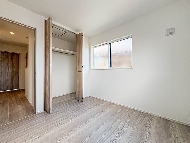 【子供部屋4.5帖】お子様のお部屋にぴったりなクロークを備えたフローリング仕様の洋室です。