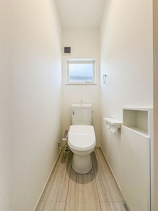 【トイレ】トイレ・ウォシュレット付。快適で衛生的な洗浄機能付温水シャワートイレです。