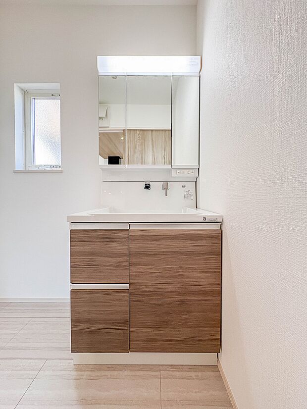 【洗面台】 十分な大きさの洗面台は、身だしなみチェックや歯磨きなど、朝の慌ただしい時間でもホテルライクなスペースで余裕とゆとりを感じて頂けます。