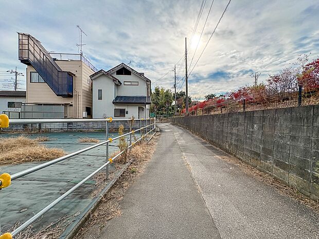 【前面道路】家の前をまっすぐの通りが走っている。クルマは少なく、人々は毎朝、ウォーキング、ジョギング、犬の散歩など、フリーな朝時間を過ごしている。