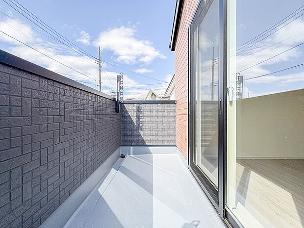 【バルコニー】 バルコニーから差し込む陽光・通風は、住環境・快適性と共に有り続ける貴重な「財産」です。