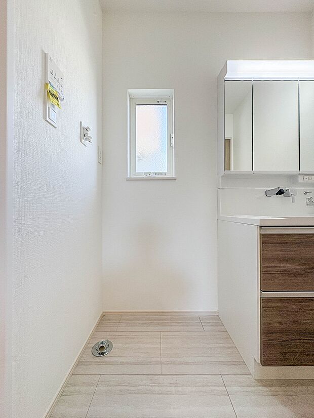 【ランドリースペース】毎日使う洗濯機。しっかりと奥行きのある置き場が確保されています。