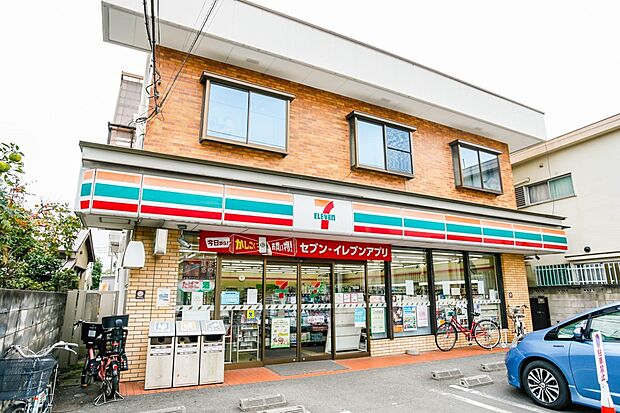 コンビニ 300m セブンイレブン針ヶ谷店(セブンイレブンは近くて便利を掲げています。近くとは、心の近さ。便利とはモノが期待以上の品質でお客さまに届くこと。セブン銀行など新しいサービスを積極…
