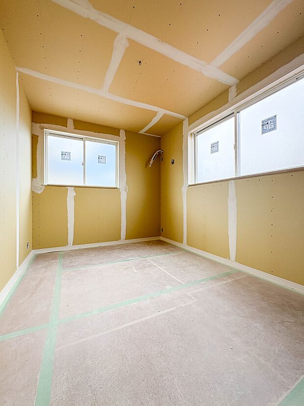 【洋室】まもなく内装も完成予定です。お部屋の雰囲気はご覧いただけるようになりました。