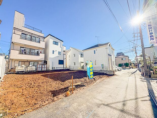 【前面道路4?】家の前をまっすぐの通りが走っている。クルマは少なく、人々は毎朝、ウォーキング、ジョギング、犬の散歩など、フリーな朝時間を過ごしている。